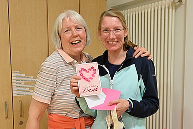 Anita Bauer bedankt sich im Namen der Gruppe bei Übungsleiterin Carolin Münch für die gute Betreuung.